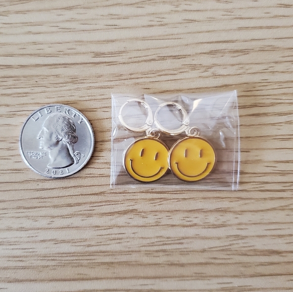 Unknown Jewelry - Enamel Smiley Face Earrings in yellow